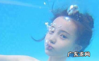 水下怎么睁开眼睛,游泳时睁开眼睛会不会对眼睛不好