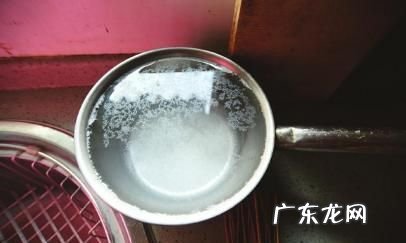 自来水里面有白色沉淀物是什么,自来水煮开后有很多白色沉淀物喝了好