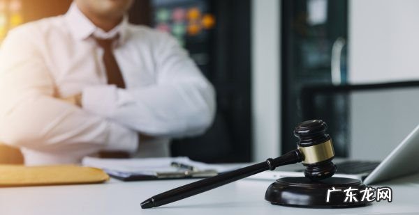 犯罪嫌疑人该怎么请辩护律师,刑事案件怎么请律师划算