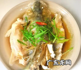 清蒸鲈鱼的做法 最正宗的做法,正宗清蒸鲈鱼的做法和步骤窍门