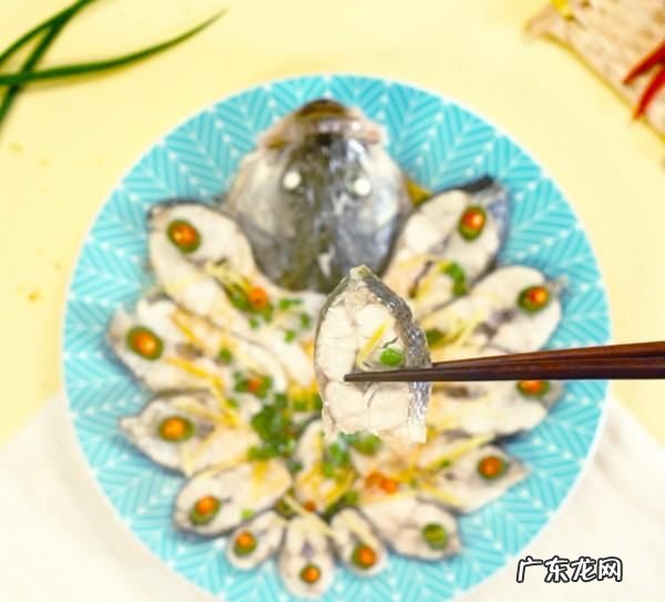 清蒸鲈鱼的做法 最正宗的做法,正宗清蒸鲈鱼的做法和步骤窍门