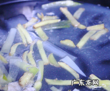 清蒸鲈鱼的做法 最正宗的做法,正宗清蒸鲈鱼的做法和步骤窍门