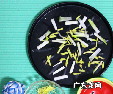 清蒸鲈鱼的做法 最正宗的做法,正宗清蒸鲈鱼的做法和步骤窍门