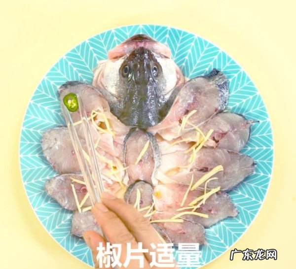 清蒸鲈鱼的做法 最正宗的做法,正宗清蒸鲈鱼的做法和步骤窍门