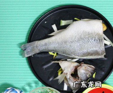 清蒸鲈鱼的做法 最正宗的做法,正宗清蒸鲈鱼的做法和步骤窍门