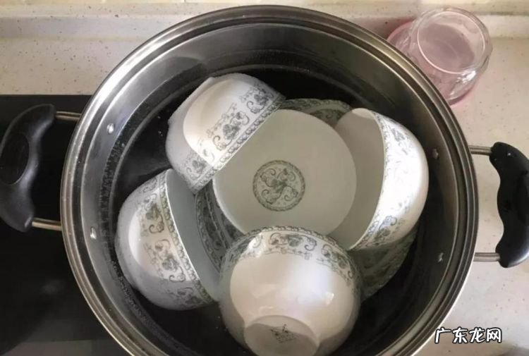用开水烫碗筷可以达到消毒的效果,开水烫一下碗筷能消毒