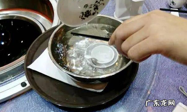 用开水烫碗筷可以达到消毒的效果,开水烫一下碗筷能消毒