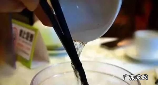 用开水烫碗筷可以达到消毒的效果,开水烫一下碗筷能消毒