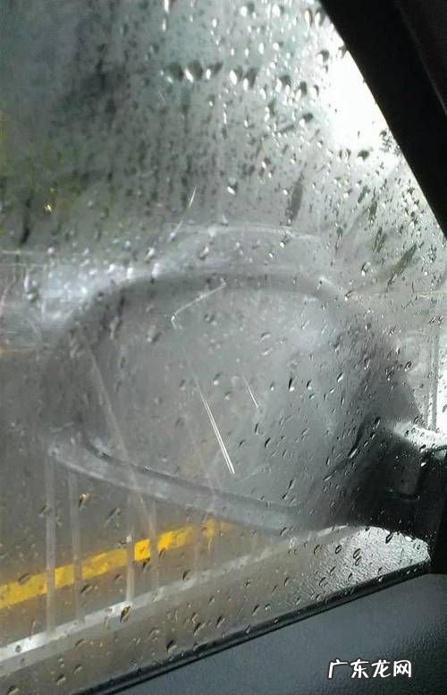 夏天下雨汽车玻璃里面起雾怎么办,夏天下雨天车内起雾怎么快速去除