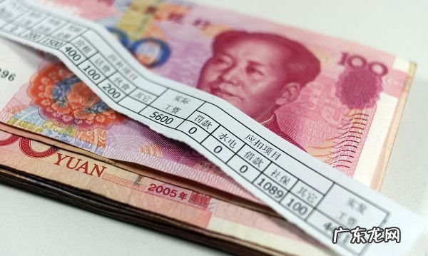 劳动合同没到期被开除怎么赔偿,合同没到期被公司辞退了有什么赔偿