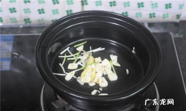 小鸡炖蘑菇的做法,小鸡炖蘑菇的家常做法