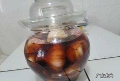 腌的糖蒜有点辣怎么补救,糖醋蒜腌制快一个月为什么还不变绿