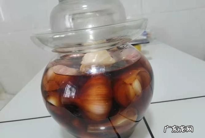 腌的糖蒜有点辣怎么补救,糖醋蒜腌制快一个月为什么还不变绿