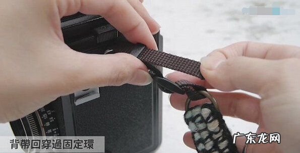 相机手腕带如何安装,佳能单反相机腕带安装方法
