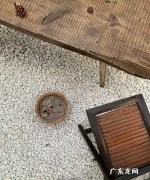 地上铺着一大堆什么的石头,地上铺着什么什么的石头