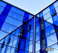玻璃一定是透明的,全部玻璃是透明的可以说成玻璃是全透明的嘛
