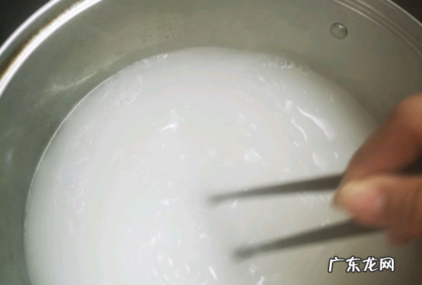 胡辣汤的做法,胡辣汤的做法最正宗的做法门市房冲着小区大门口好
