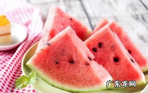 西瓜里面有白块怎么回事,西瓜里有白色结块还能吃