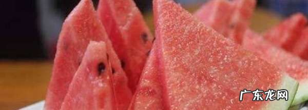 西瓜里面有白块怎么回事,西瓜里有白色结块还能吃