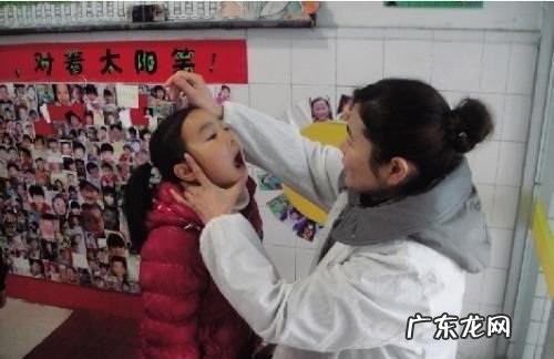 一看二摸三问四查是指,幼儿园晨检工作一摸二看三问四查中的视差是指什么