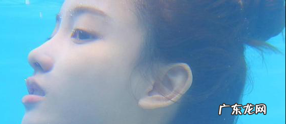 水下睁眼对眼睛有害,游泳的时候能不能睁开眼睛