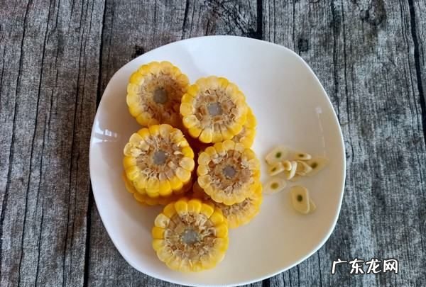椒盐玉米怎么做才能酥脆,椒盐玉米粒该怎么制作还需要加入适量淀粉