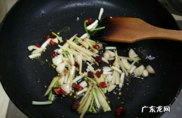 煮鱼放醋的最佳时间,炖带鱼什么时候放盐