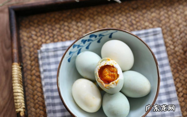 盐蛋咸了怎样去掉里面的盐,咸鸭蛋太咸了怎么处理不咸