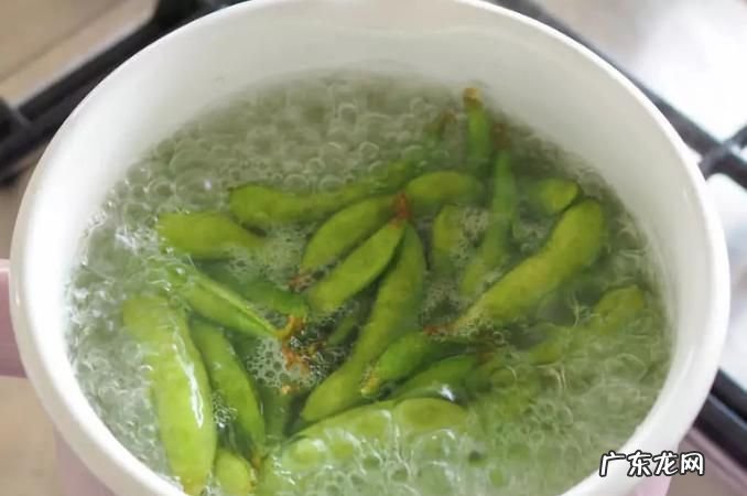 毛豆怎样煮不变色保持绿色,煮毛豆放什么保持绿色