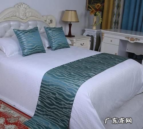 宾馆里床上的一块布有什么用,酒店床上放的一条布是干什么用的