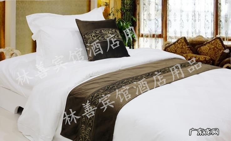 宾馆里床上的一块布有什么用,酒店床上放的一条布是干什么用的