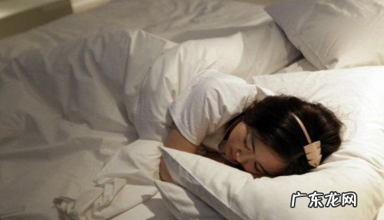 宾馆里床上的一块布有什么用,酒店床上放的一条布是干什么用的