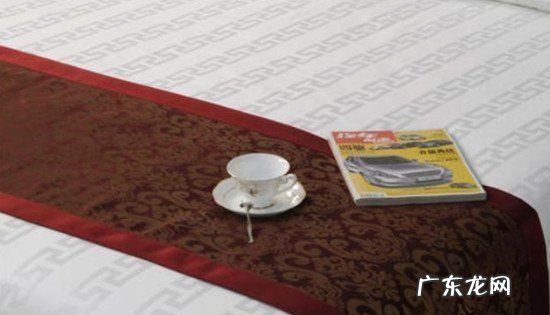 宾馆里床上的一块布有什么用,酒店床上放的一条布是干什么用的