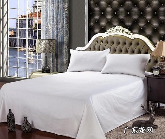 宾馆里床上的一块布有什么用,酒店床上放的一条布是干什么用的