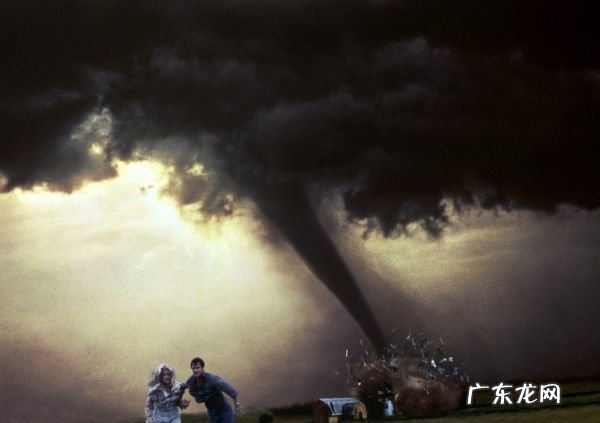 当龙卷风来临时我们应该怎么办,龙卷风来袭如何自救保命