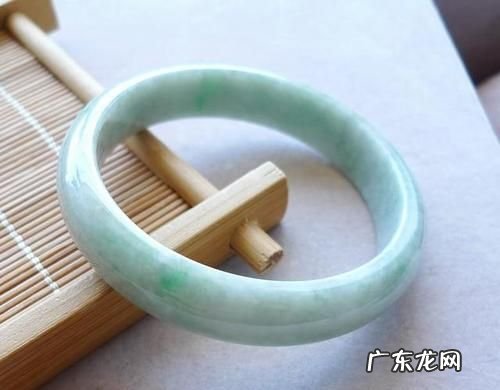 怎么样清洗手镯抛光粉,怎么清理翡翠的抛光粉