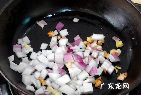 超市拌好的鸡丁怎么炒,爆鸡丁的做法家常菜