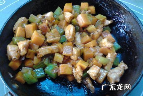 超市拌好的鸡丁怎么炒,爆鸡丁的做法家常菜