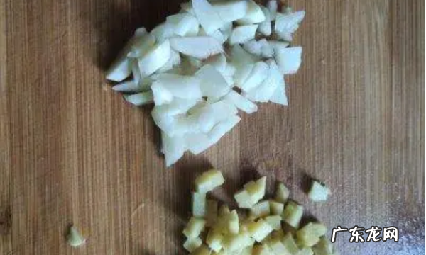 超市拌好的鸡丁怎么炒,爆鸡丁的做法家常菜