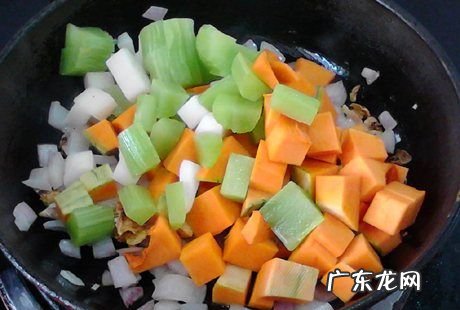 超市拌好的鸡丁怎么炒,爆鸡丁的做法家常菜