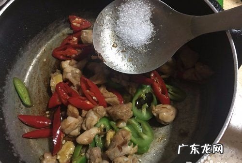 超市拌好的鸡丁怎么炒,爆鸡丁的做法家常菜