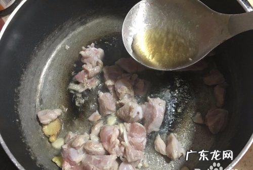 超市拌好的鸡丁怎么炒,爆鸡丁的做法家常菜