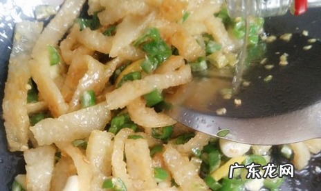 怎么炒牛皮不粘锅?,牛皮怎么炒 怎么炒牛皮