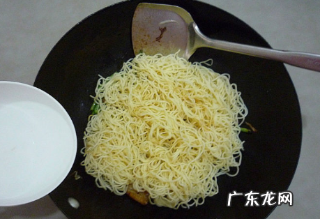 怎么炒挂面不粘,怎么炒面才不粘锅的家常做法步骤