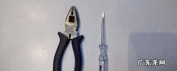 拉链头滑出怎么装进去,拉链头掉了怎么装上去