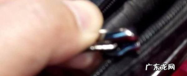 拉链头滑出怎么装进去,拉链头掉了怎么装上去