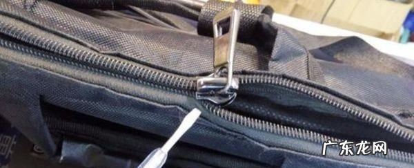 拉链头滑出怎么装进去,拉链头掉了怎么装上去