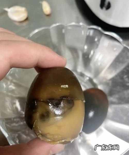 怎么看皮蛋是不是坏了,怎么知道皮蛋是否己经变质还可食用