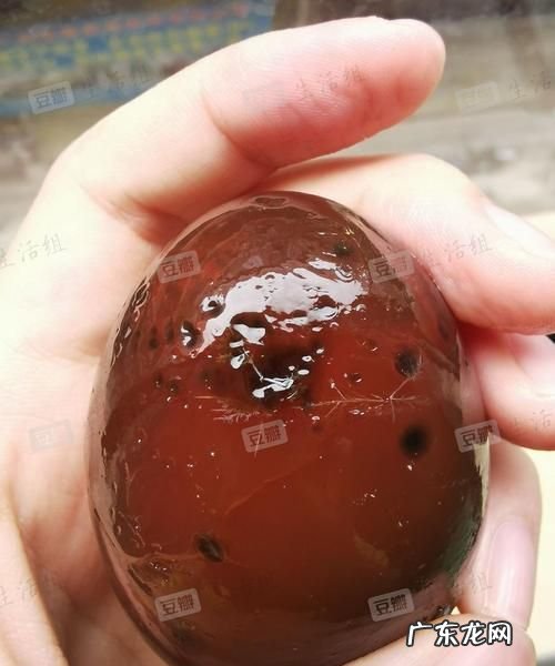 怎么看皮蛋是不是坏了,怎么知道皮蛋是否己经变质还可食用