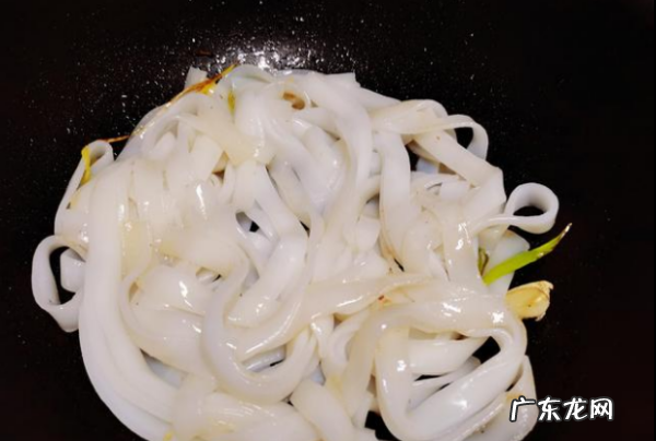 炒河粉怎么炒好吃,炒河粉的家常做法简单又好吃